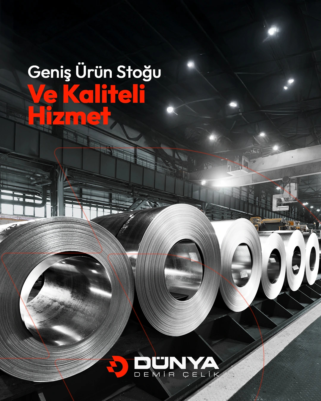 Depoda sıralanmış çelik rulolar üzerinde “Geniş ürün stoğu ve kaliteli hizmet” gönderisi