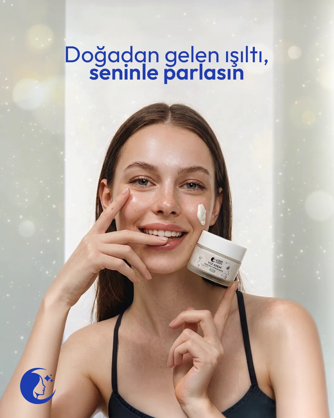 Yanağına krem sürerken Lunia Derm yüz kremini gösteren kadın