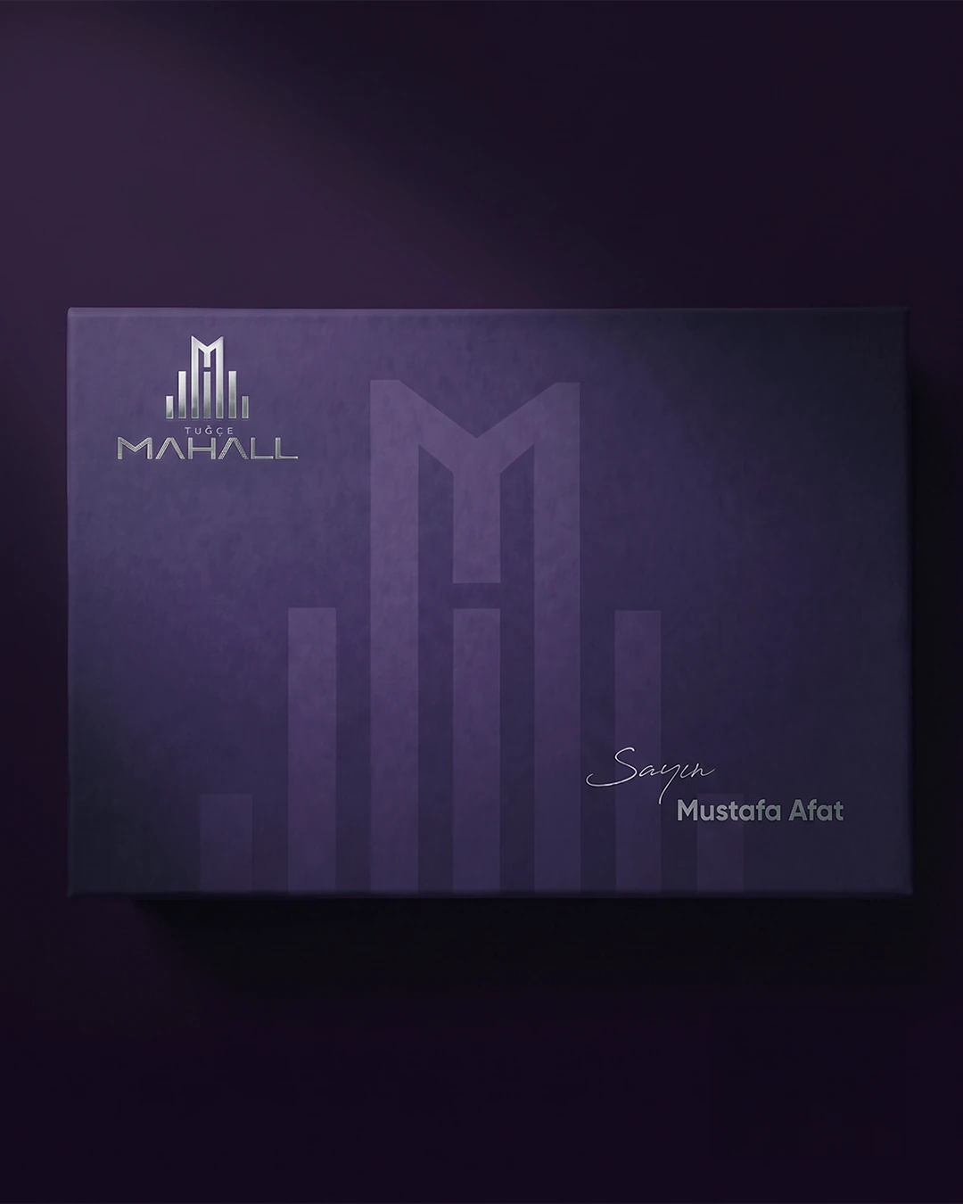Kapağında gümüş Tuğçe Mahall logosu ve alıcının adı bulunan mor katalog kutusu