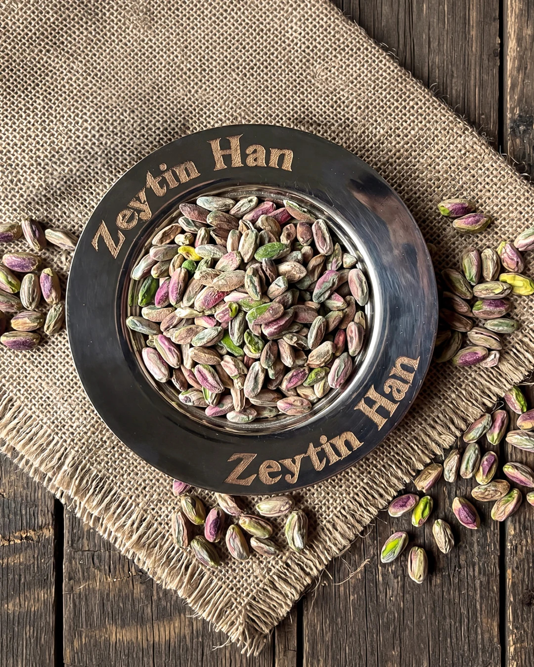 “Zeytin Han” yazılı tabakta Antep fıstığı