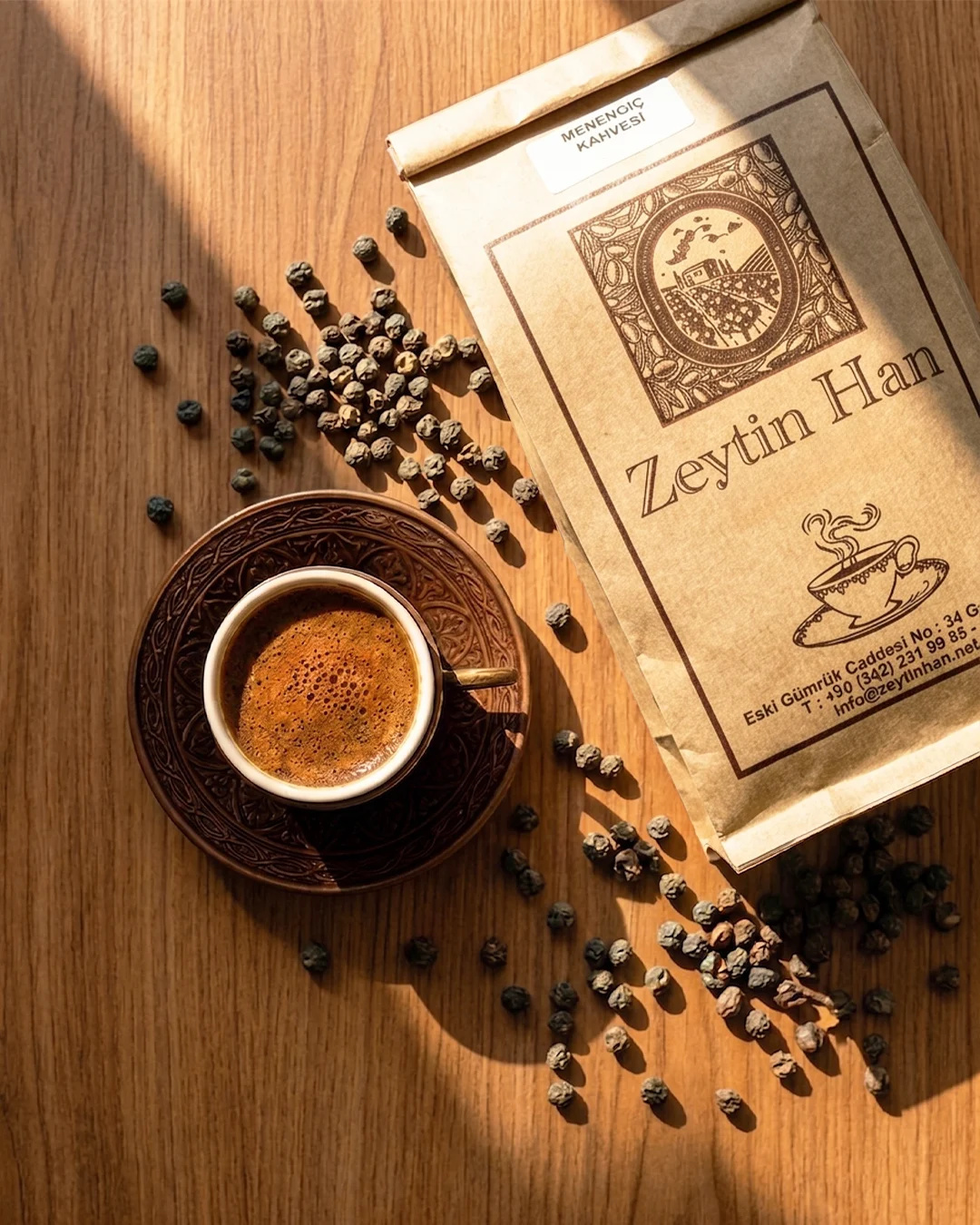 Zeytin Han kahve paketi, fincanda kahve ve dağılmış taneler