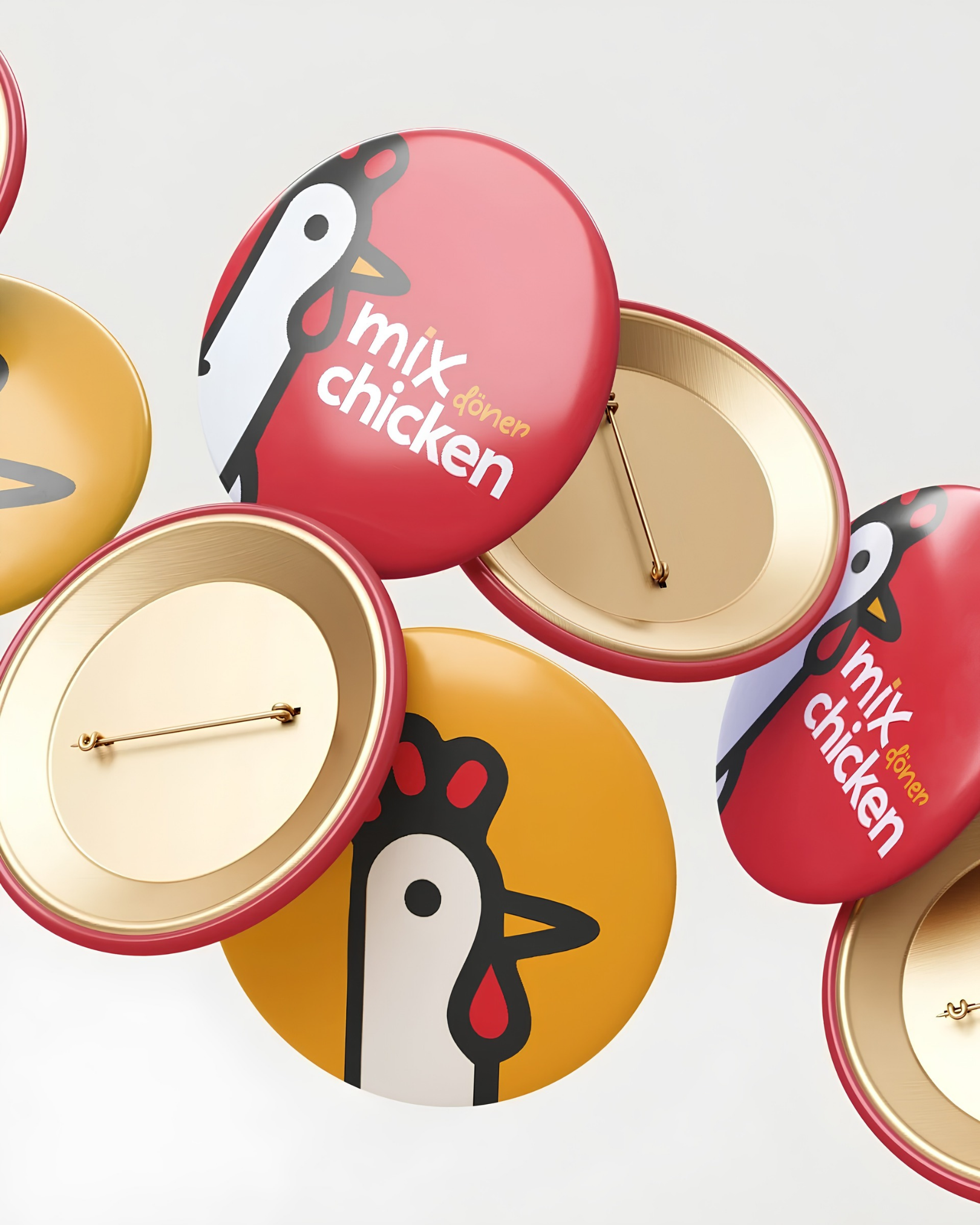 Mix Chicken logosu ve tavuk karakteri basılı kırmızı ve sarı rozetler