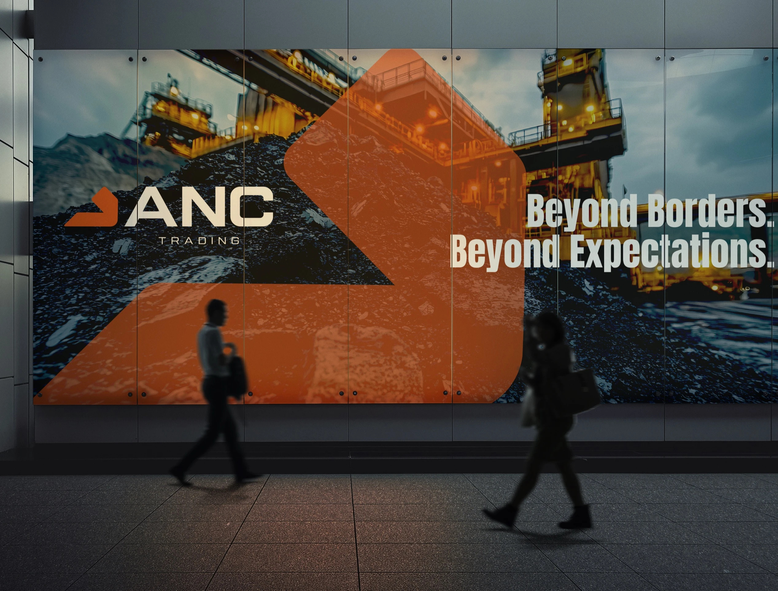 Maden sahası fotoğrafı üzerinde turuncu ANC işareti ve “Beyond Borders. Beyond Expectations.” sloganı taşıyan açık hava panosu önünden geçen yayalar